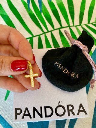 Colgante Cruz Pandora Baño dorado con circonitas