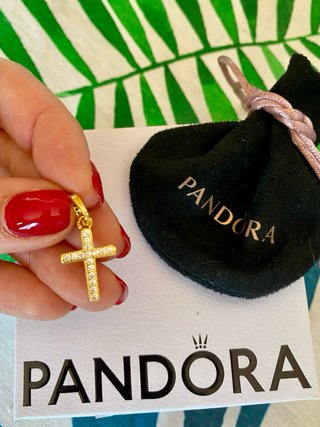 Colgante Cruz Pandora Baño dorado con circonitas