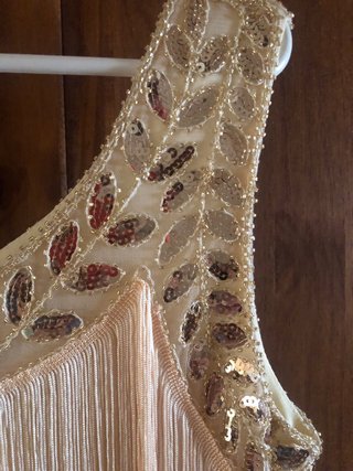 Vestido de flecos y pedrería