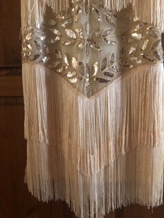 Vestido de flecos y pedrería