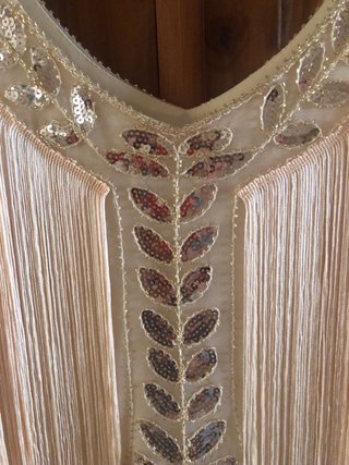 Vestido de flecos y pedrería