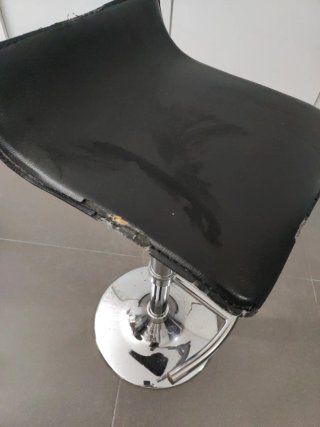 Taburetes blancos, dos alturas