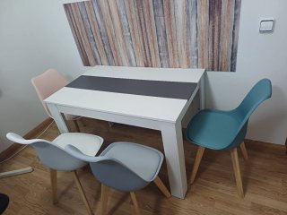 MESA DE COMEDOR CON 4 SILLAS ESTILO NORDICO