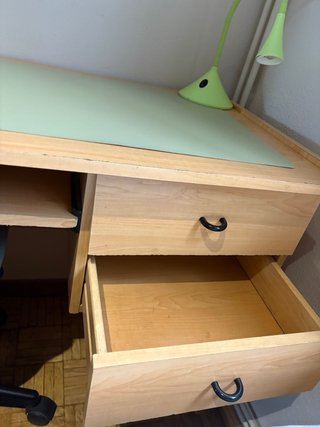 Escritorio madera y plástico