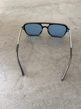 Occhiali da sole neri con lenti blu e custodia