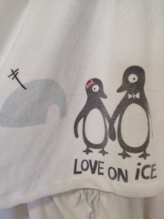 Pijama polar blanco con pingüinos