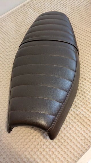 Asiento marrón Triumph Speed Twin 900 modelo 2025.