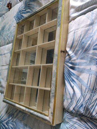 Vitrina expositora de madera y cristal
