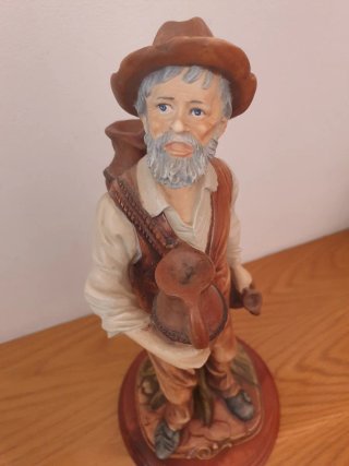Figura pintada a mano con peana