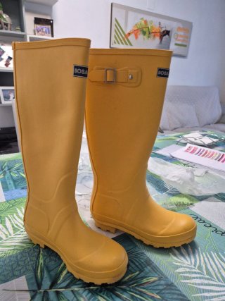 Botas de agua amarillas
