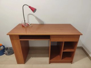 Escritorio de madera para estudiantes