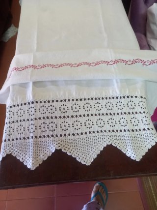Toalha de linho com croché e ponto cruz