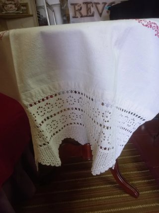 Toalha de linho com croché e ponto cruz