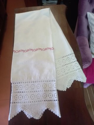 Toalha de linho com croché e ponto cruz