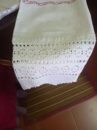 Toalha de linho com croché e ponto cruz