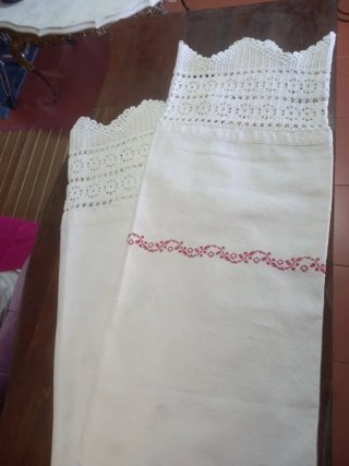 Toalha de linho com croché e ponto cruz