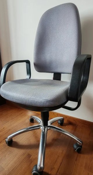 Silla de oficina gris