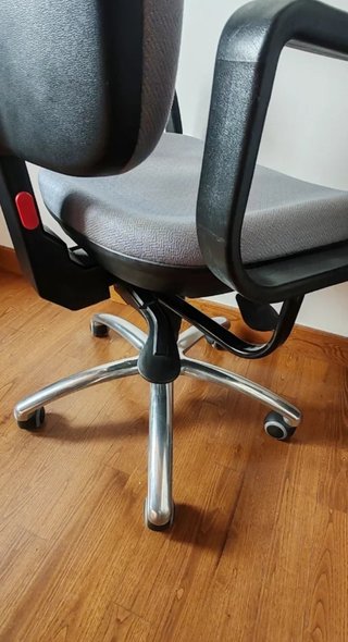 Silla de oficina gris