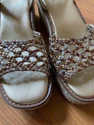 Sandalias doradas mujer