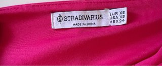Vestido corto fucsia con abertura