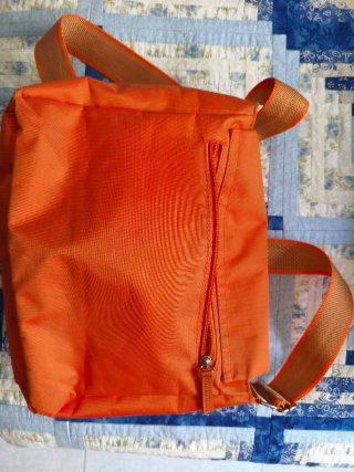 Bolso bandolera naranja con múltiples bolsillos