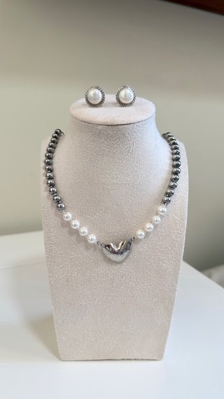 Collar y pendientes perlas.