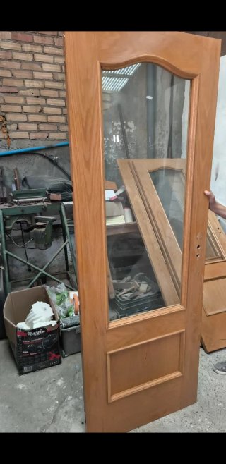 Puerta de madera con cristal