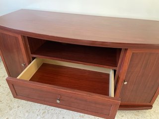 Mueble TV madera curvo