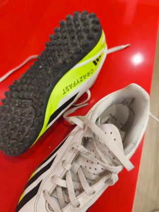 Zapatos multitacos fútbol blancos y negros