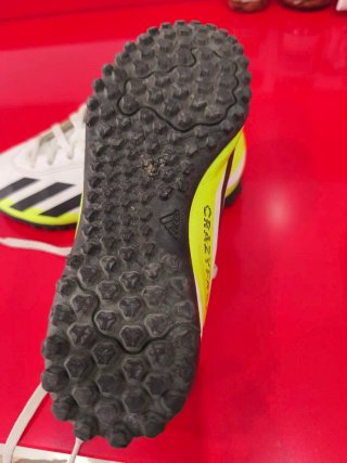 Zapatos multitacos fútbol blancos y negros