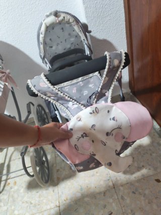 Carrito de bebé gris y rosa