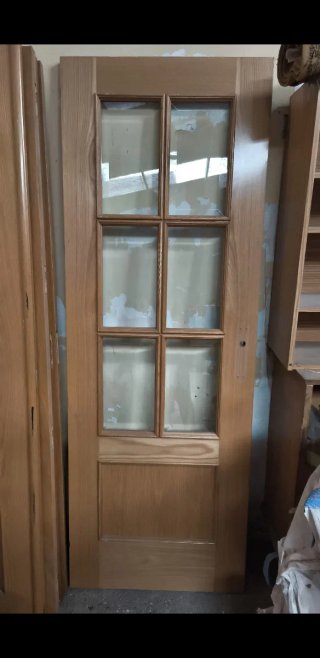 Puerta de madera con cristal mosaico