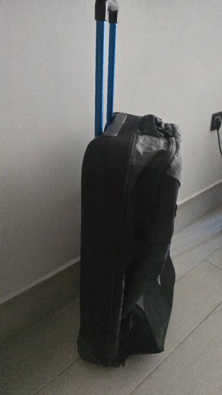 Maleta Ropcurl, gris modelo: F-Light Transit 50L.