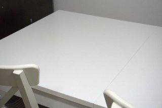 Mesa de cocina blanca de madera