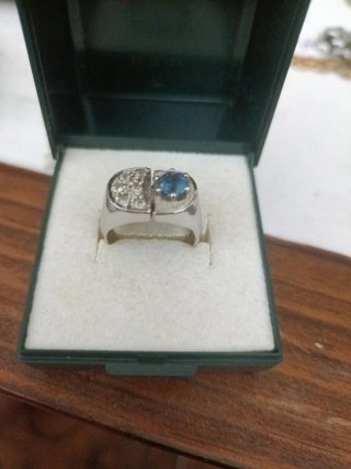 Anillo Oro Blanco con Zafiro y piedras