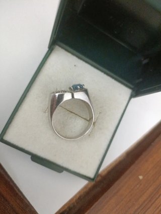 Anillo Oro Blanco con Zafiro y piedras