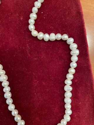 Collar de perlas y cadena dorada