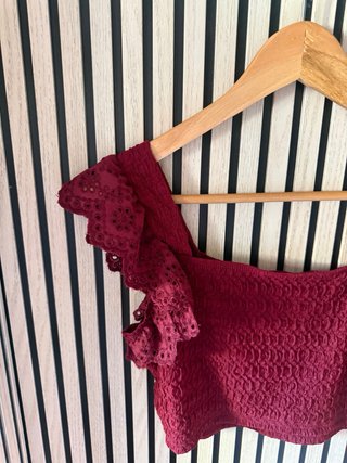 Top corto rojo con volantes