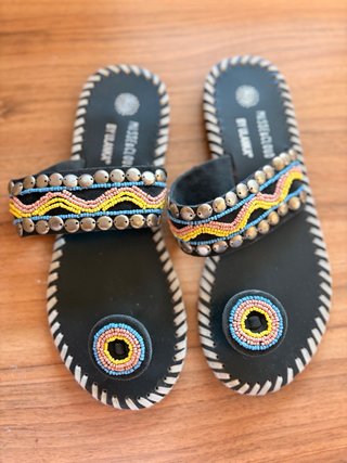 Sandalias negras con abalorios multicolor