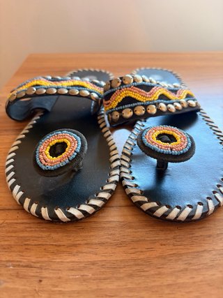 Sandalias negras con abalorios multicolor