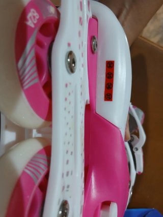 Patines en línea rosas y blancos