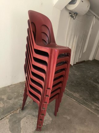 Sillas de plástico apilables rojas