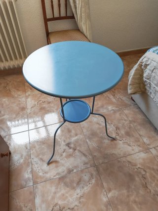 Mesa auxiliar redonda de metal azul