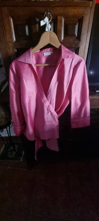 Blusa fiesta rosa de tejido tafetan, cruzada lazo