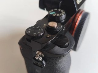 Sony A7 + cargador triple con 3 baterías
