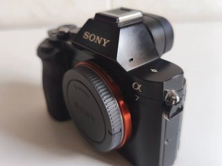 Sony A7 + cargador triple con 3 baterías