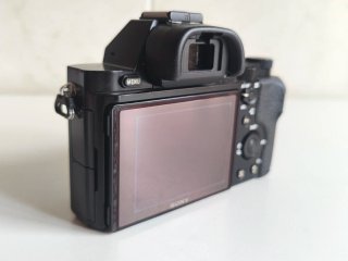 Sony A7 + cargador triple con 3 baterías