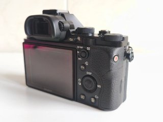 Sony A7 + cargador triple con 3 baterías