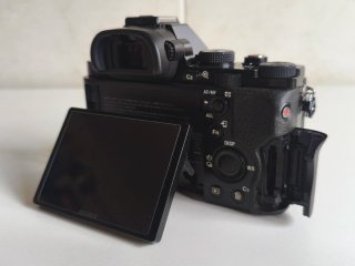 Sony A7 + cargador triple con 3 baterías