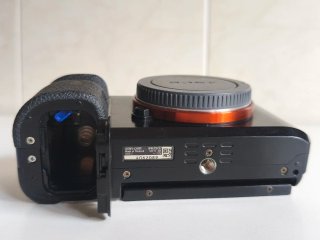 Sony A7 + cargador triple con 3 baterías